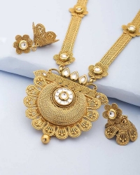 Eye-Catching Necklace Set Featuring Floral Design