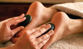 FOOT MASSAGE WITH HOT STONES