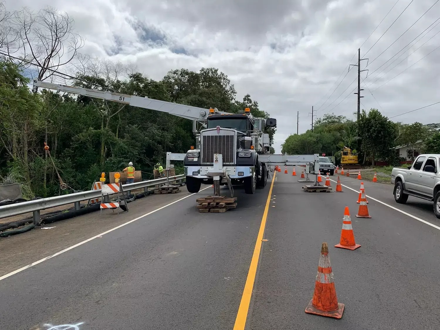 Hawaii Crane Services for Lifting & Construction - Arborist Services